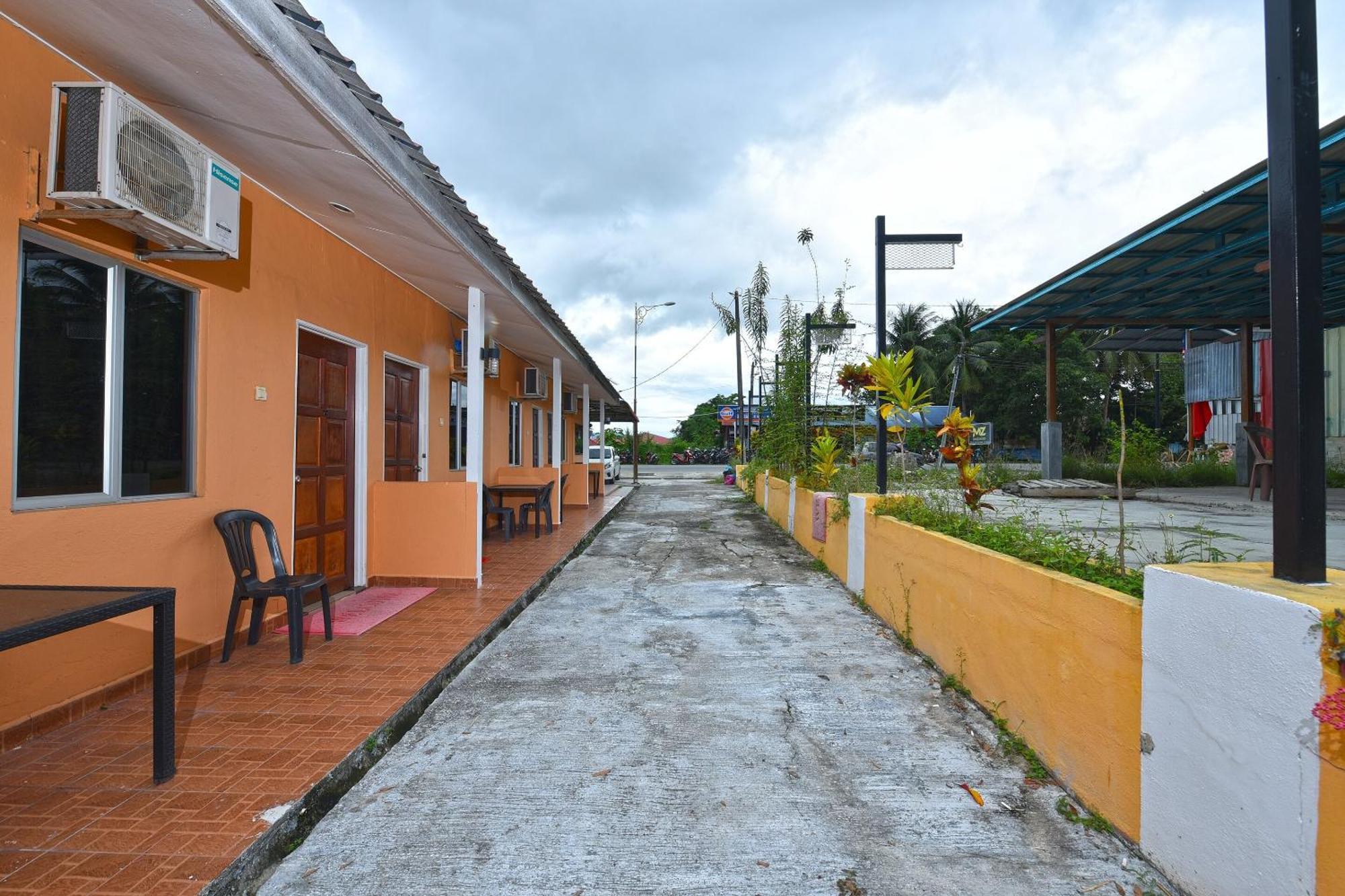 Oyo 90561 Awan Biru Motel Pantai Cenang (Langkawi) Exterior foto