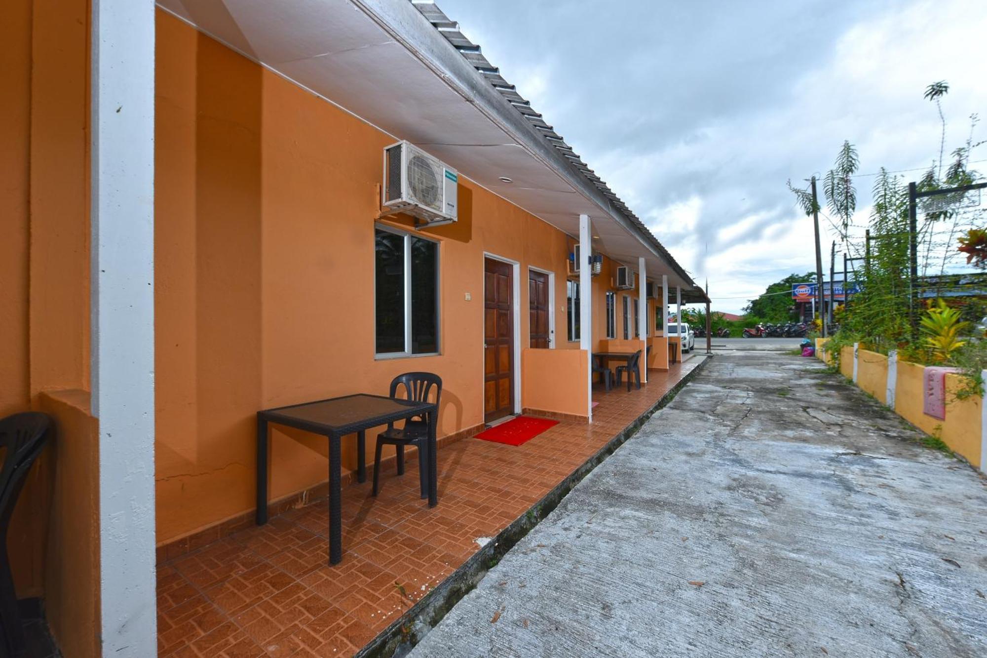 Oyo 90561 Awan Biru Motel Pantai Cenang (Langkawi) Exterior foto