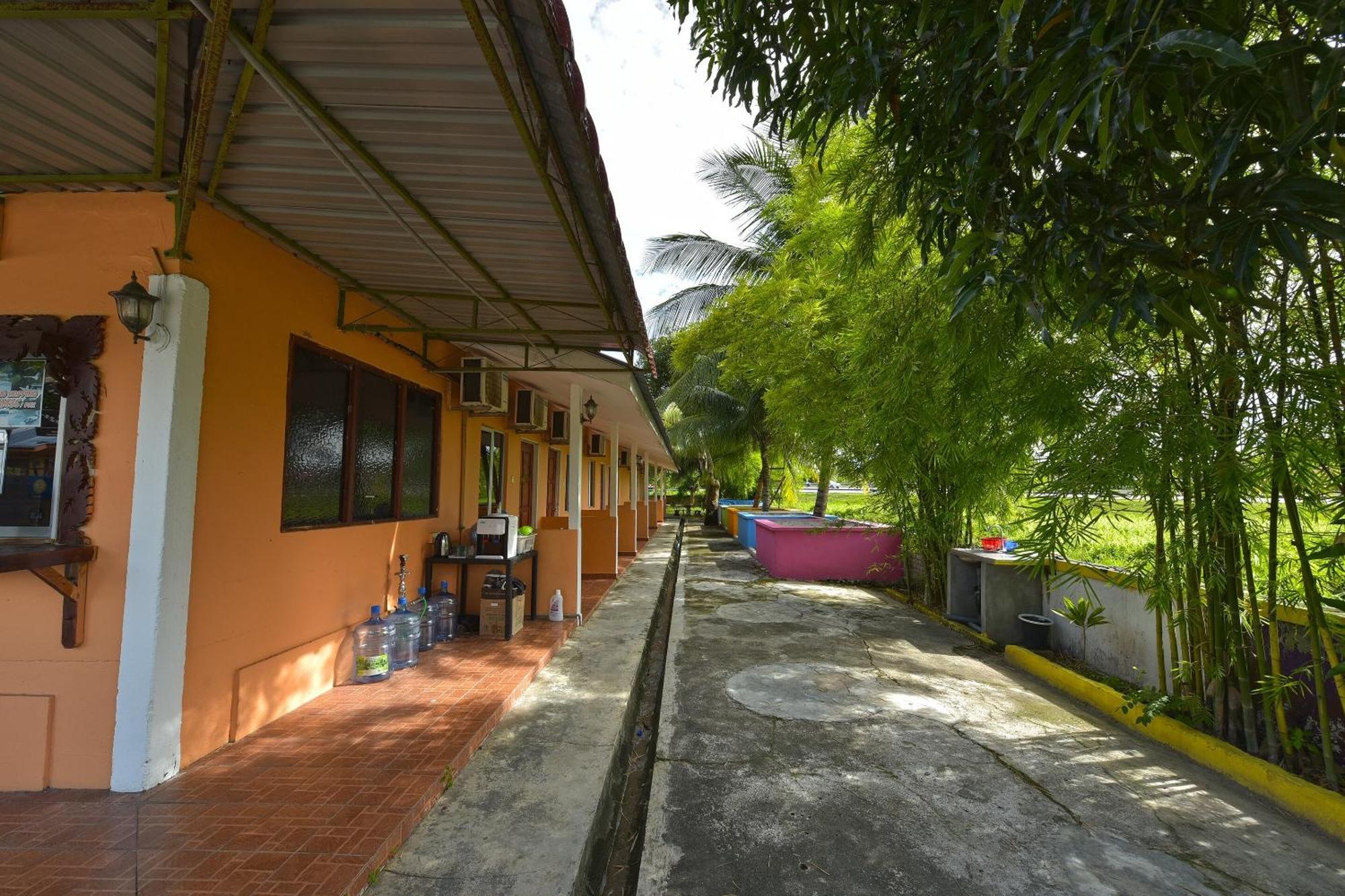 Oyo 90561 Awan Biru Motel Pantai Cenang (Langkawi) Exterior foto