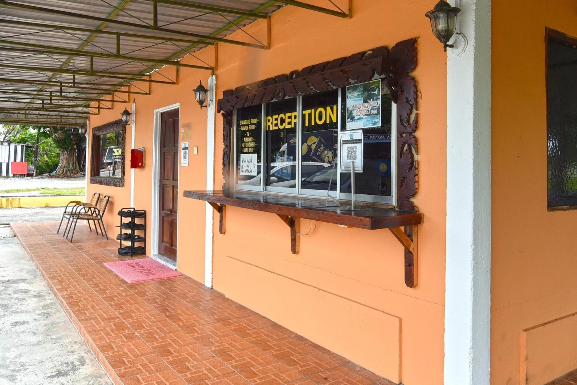 Oyo 90561 Awan Biru Motel Pantai Cenang (Langkawi) Exterior foto