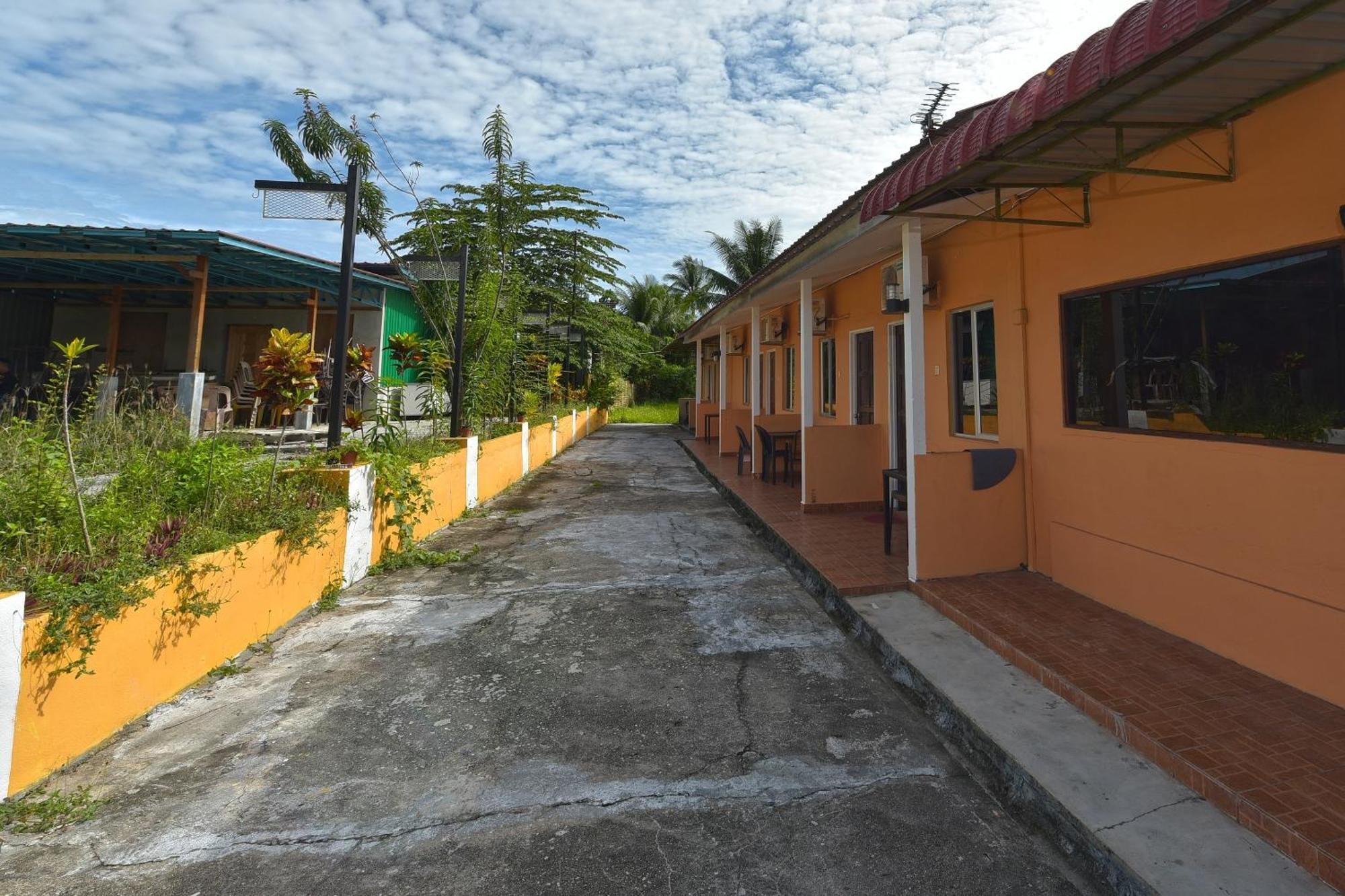 Oyo 90561 Awan Biru Motel Pantai Cenang (Langkawi) Exterior foto